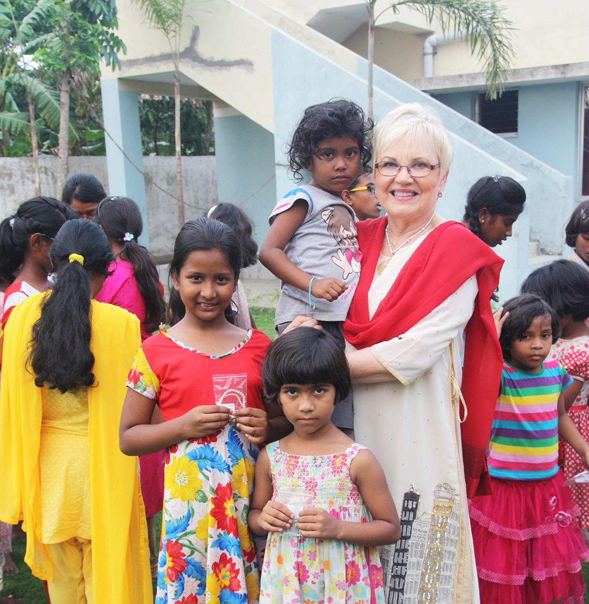 Linda Bergling med barngruppen i Kolkata