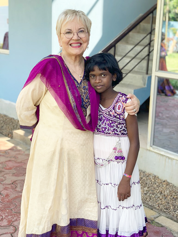 Linda med flicka i Indien