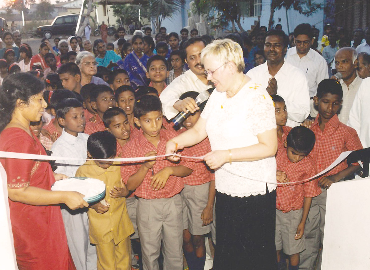Invigning pojkhem i Somanur 2003