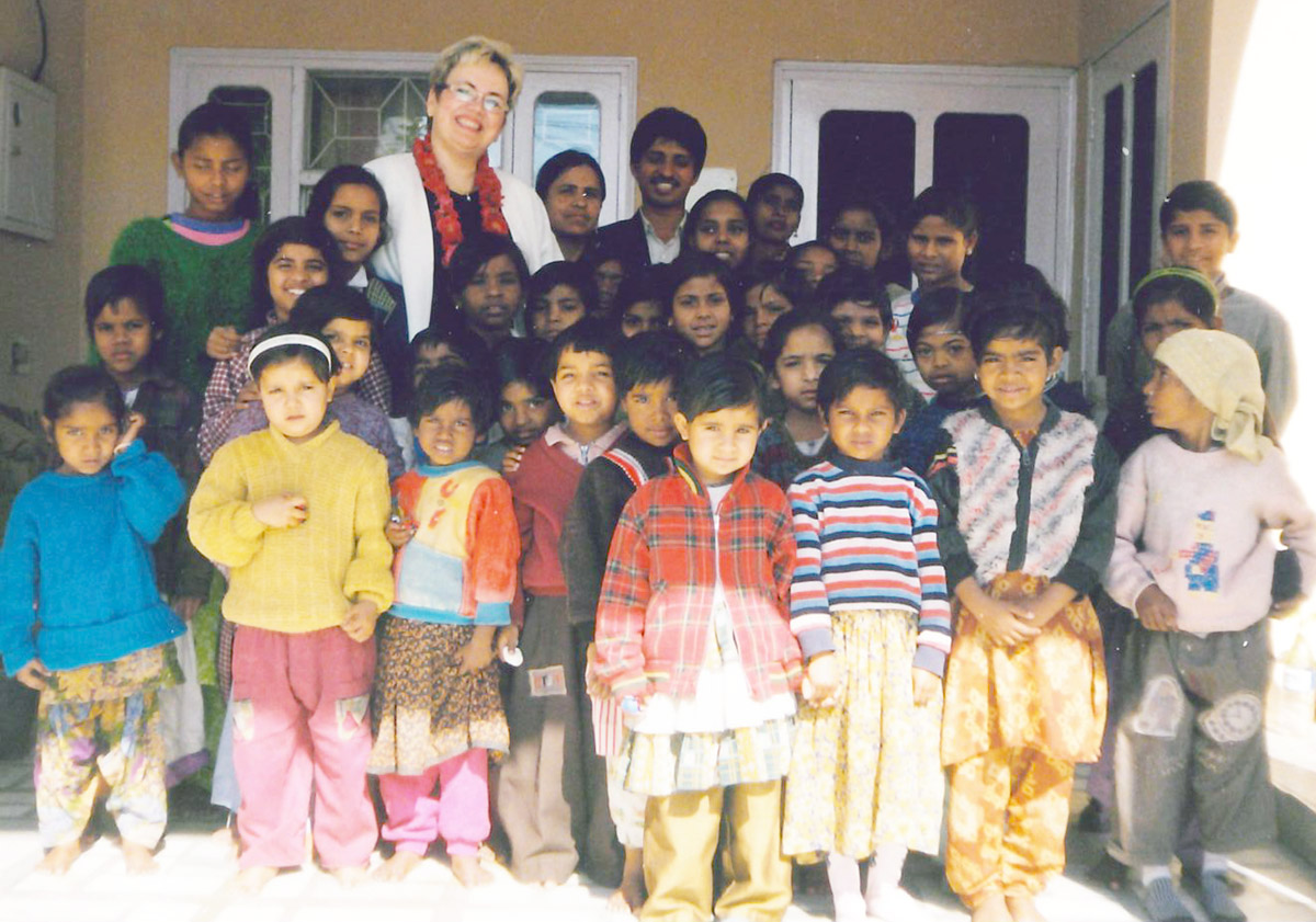Linda med flickorna i Ambala 1999